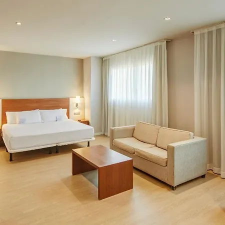 호텔 세르코텔 시우타트 데 몬트카다 4*